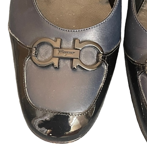 Salvatore Ferragamo Boutique
navy blue leather pumps 1.5 in.
heel. Women's 7.5 B - Picture 9 of 16